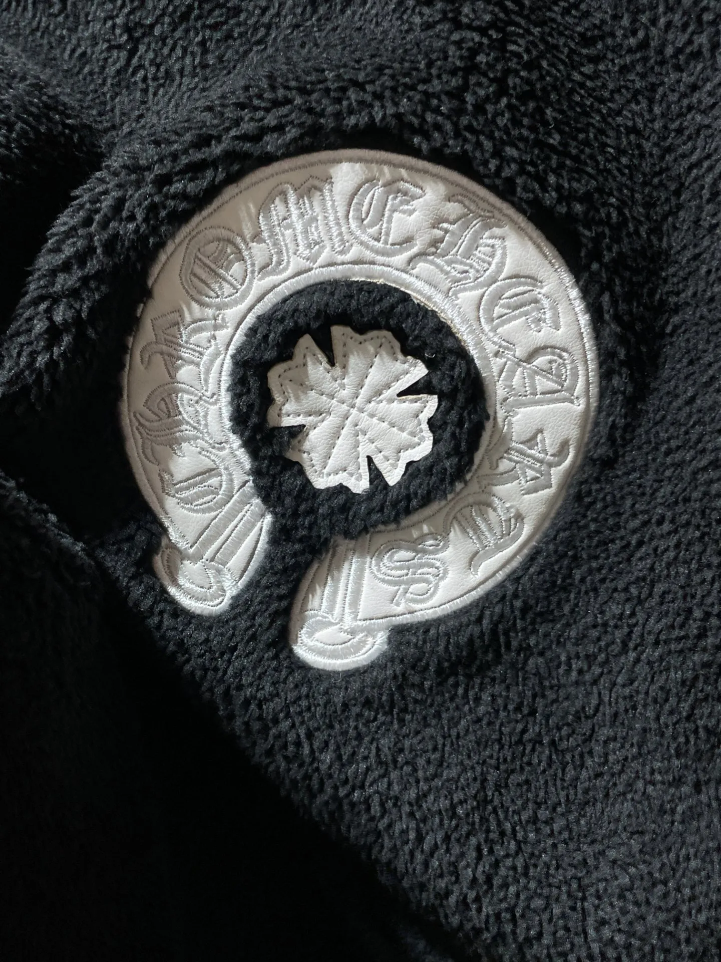 P276 Chrome Hearts 🌨️Winter lamb wool series🌨️ Patchwork embroidered horseshoe cross lamb wool jacket (thick custom alpaca wool material) Heavy craftsmanship, high-end quality Tajima machine embroidery, perfect craftsmanship details! Warm and casual ✨✨The fit is slim and not bulky 🌈Recommended color: black🌈Code numbers: S, M, L, XL.